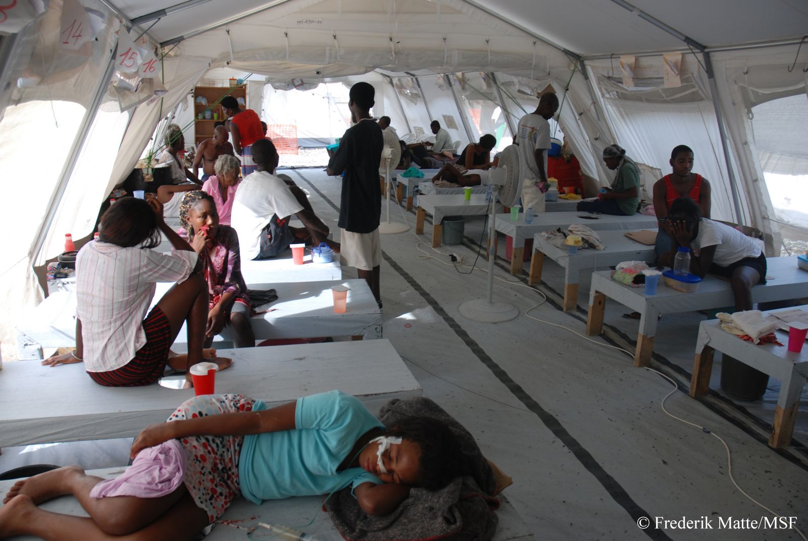 콜레라에 걸린 사람들이 포르토프랭스에 위치한 국경없는의사회 콜레라 치료센터(CTC)에서 치료받고 있다.