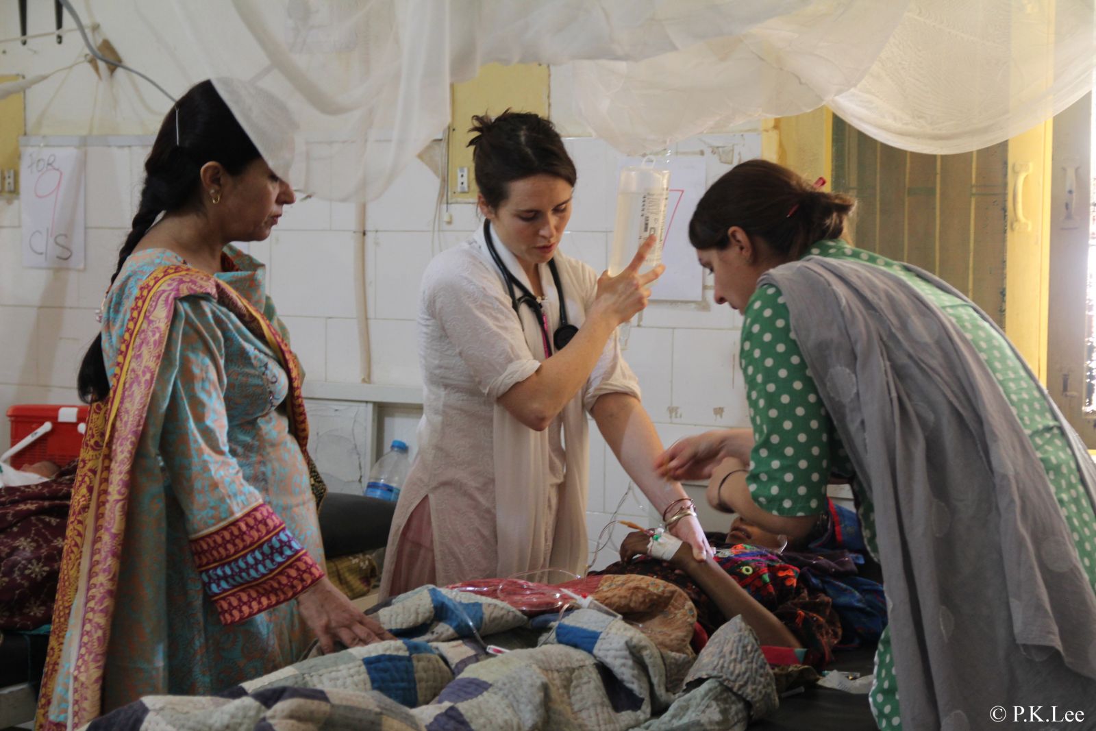 국경없는의사회 의료진이 발루치스탄 동부 데라 무라드 자말리 병원에서 환자를 진료하고 있다.