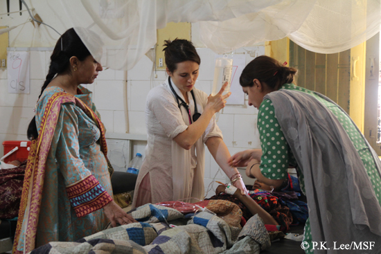 국경없는의사회와 현지 의료진이 홍역 관련 합병증을 치료하는 데라 무라드 자말리 병원에서 환자를 진찰하고있다.