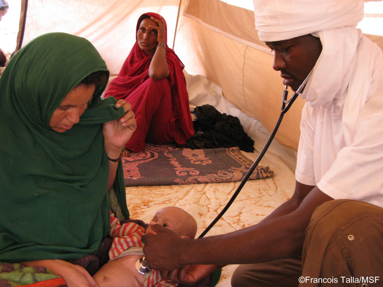 움베라 난민캠프에서 아이의 영양상태를 검진하고 있다. 
