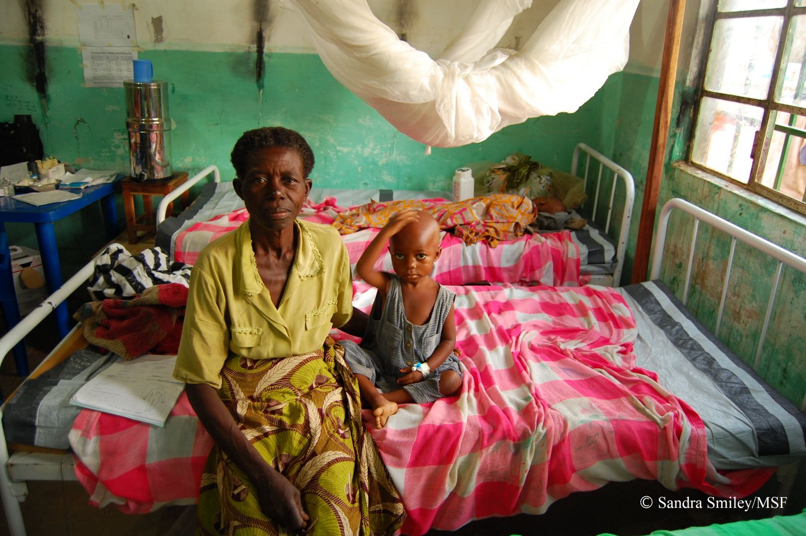 국경없는의사회가 지원하는 카탕카 지역의 병원에서 말라리아 치료를 받고 있는 환자