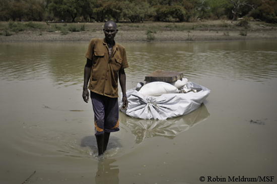 피보 강근처에 거주하는 난민들은 플라스틱 시트를 배처럼 사용하고 있다.