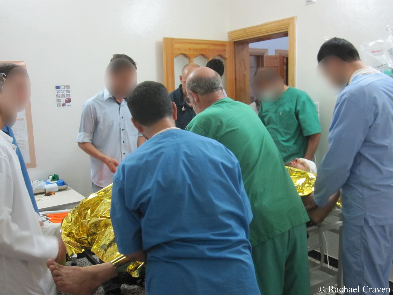 부상 환자가 시리아 북부에 국경없는의사회가 세운 병원에서 치료받고 있다. 