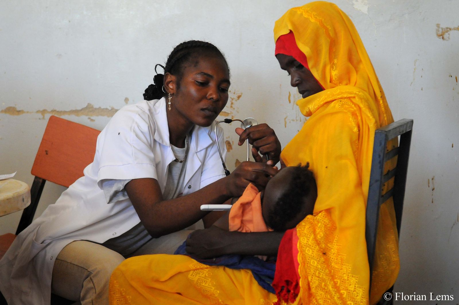 국경없는의사회 간호사가 앙가라 영양치료식 센터에서 어린이 영양상태를 검진하고 있다.