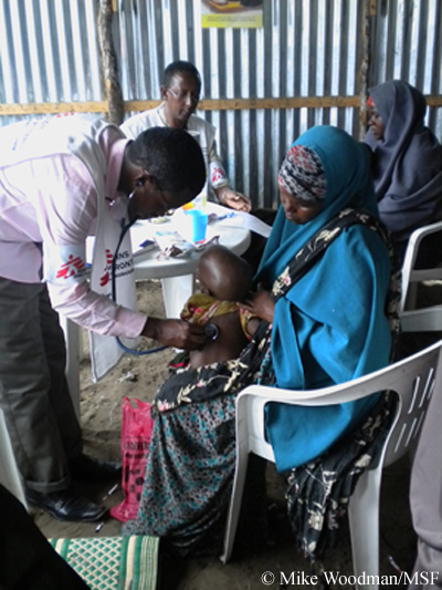 국경없는의사회는 모가디슈에 위치한 와샤다하(Warshadaha) 영양실조치료센터에서 국내실향민의 영양상태를 검사하고있다.