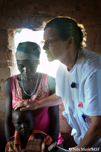 국경없는의사회 간호사 마가렛 세풀베다가 중앙 아프리카 공화국 북부에 위치한 보건소에서 어린 아이를 진료하고 있다.