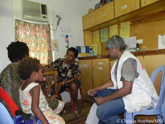 국경없는의사회 국제회장 우니 카루나카라 박사 (우측)이 파푸아 뉴기니 라에에 위치한 가족 지원 센터에서 가정폭력 및 성폭력 피해자를 진단하고 있다.