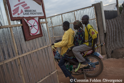 국경없는의사회가 제공하는 무료 오토바이 서비스를 통해 파우아 (Paoua) 병원으로 오는 환자들