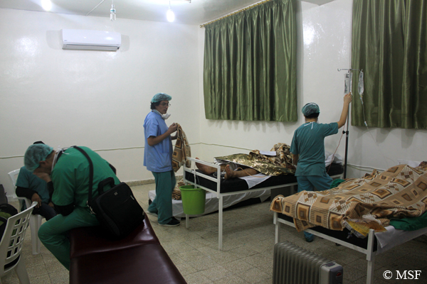 국경없는의사회 의료진이 아자즈시에서 일어난 공중폭격 피해 환자를 치료하고있다.