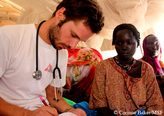 마튼 데커 의사가 마반 카운티에 위치한 바틸 난민 캠프 국경없는의사회 병원에서 진료를 하고있다.