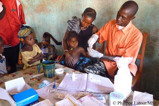 국경없는의사회의 지역사회 보건단원이 속성 말라리아 진단 검사를 진행하고 있다.