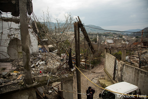 전쟁 중 무너진 동네 (2013년 1월)