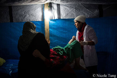 조산사 캐시 젠센스가 시리아 북부의 국경없는의사회 병원에서 한 산모의 자연분만을 돕고있다. (2013년 2월 2일)