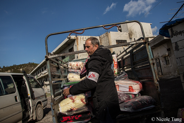 시리아 북부 국내 피난민에 배분할 생필품을 준비하는 국경없는의사회 직원 (2013 년 2 월 촬영)