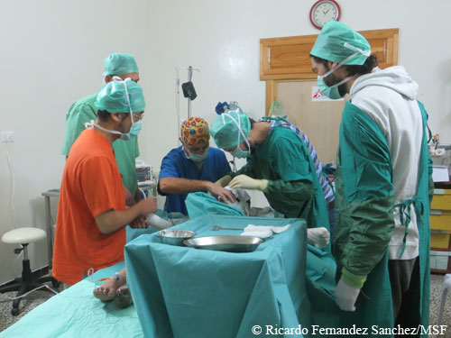 시리아 북부 국경없는의사회 병원에서 수술을 집도하고 있다