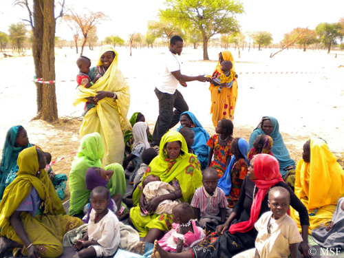 중앙아프리카공화국의 정치적 분쟁과 수단 다르푸르의 종족간의 분쟁을 피해 수 만명의 난민이 차드로 몰려들었다.