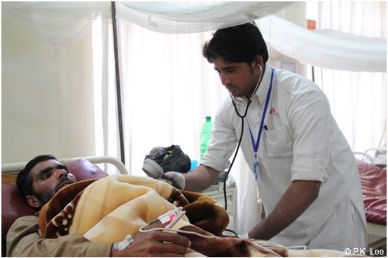 국경없는의사회 의료진이 한구 테실본부 (Hangu TehsilHeadquarters) 병원수술병동에서 환자를 보고 있다.