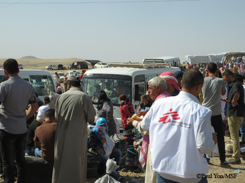 국경지역에서 난민들의 건강상태를 파악중인 국경없는의사회 ©Paul Yon/ MSF