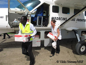 구무룩에 착륙한 비행기에서 구호물품을 내리고 있는 캐롤라인 숄츠(오른쪽) ©Vikki Stienen/ MSF