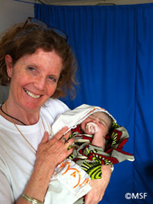 국경없는의사회에서 신생아를 안고 있는 조산사 마지 ©MSF