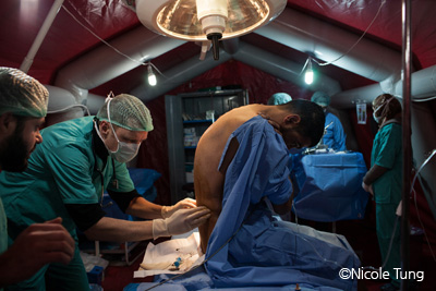 국경없는의사회 병원에서 수술을 받는 남성 © Nicole Tung
