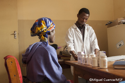 마을 전체의 약품을 타러 진료소를 찾아온 환자조합의 구성원 ©Miguel Cuenca/ MSF