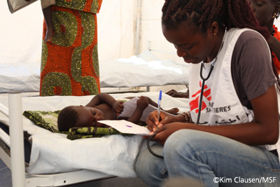 남수단 주바의 이동 진료소에서 진찰 중인 국경없는의사회 의사 크리스틴 비만샤