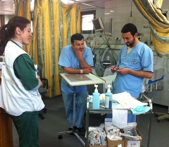 나세르 병원의 집중치료실에 있는 사라와 그녀의 동료들