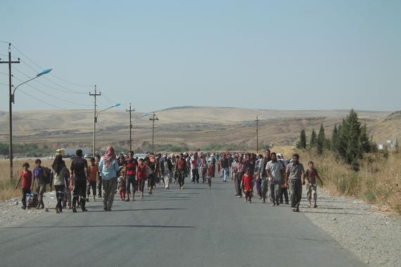 신자르 지구의 실향민들이 도보로 시리아 국경을 넘고 있다. ⓒFavila Escobio