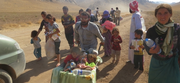 국경없는의사회와 현지 단체는 신자르 산악지대에서 탈출하는 민간인에게 생수와 식량을 배급했다.  ©국경없는의사회