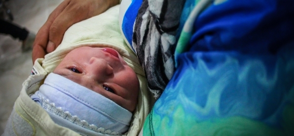 아일라는 도미즈 난민캠프에서 국경없는의사회가 운영하는 새 산모 진료소에서 태어난 첫 번째 아기였다. ©MSF