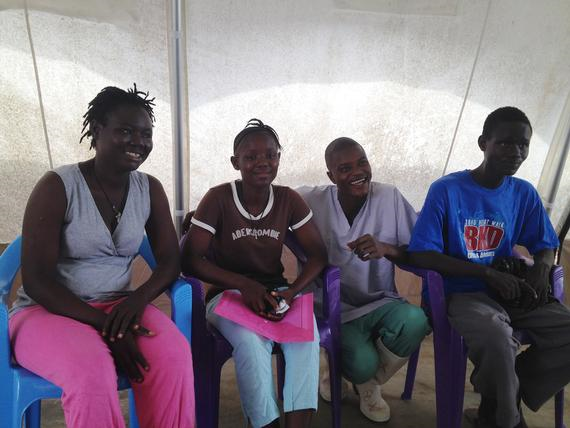 시에라리온 보 지역에 신설된 국경없는의사회 에볼라 치료센터에서 에볼라를 이겨낸  하자, 아비바투, 람피아 남매 ©Natasha Lewer/MSF