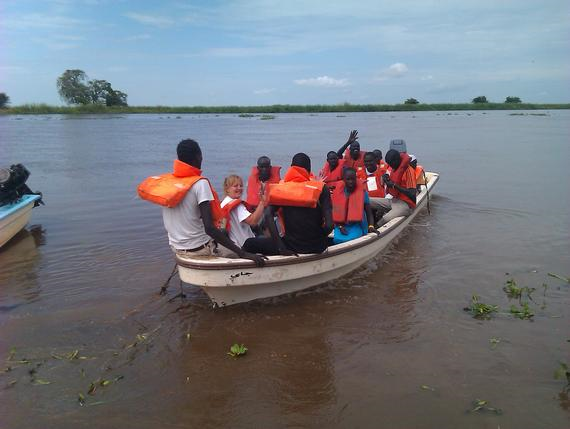 남수단 어퍼나일 주의 지그미르 지역에서 배를 타고 이동 진료를 나가고 있는  국경없는의사회 의학 자문위원 마르티에 호튀즈 ©MSF