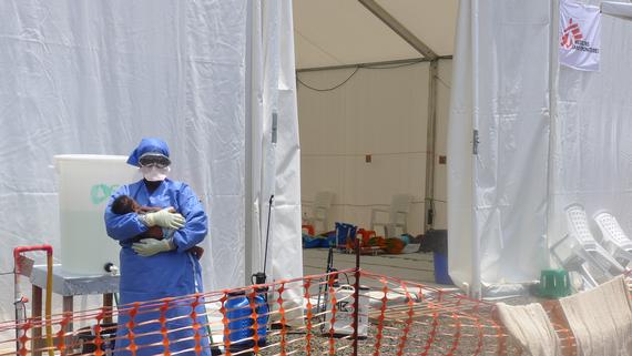 에볼라 치료센터에서 환자를 돌보는 살로메 ⓒAna Lemos/MSF