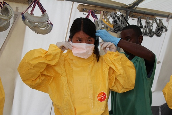  지난 8월, 시에라리온 카일라훈의 에볼라 치료센터를 방문한 국경없는의사회 국제 회장, 조앤 리우