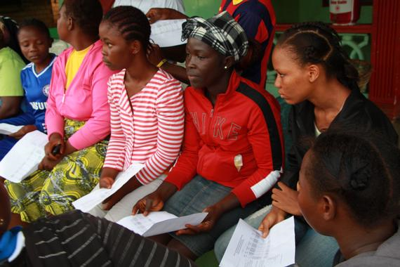 배급처에서 치료제 배급을 기다리는 여성들 ©Armelle Loiseau/MSF