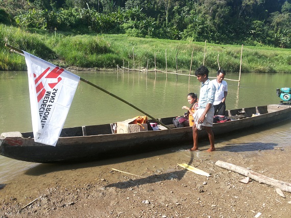 말라리아 치료제 배급을 위해 배로 3시간을 이동해 마을에 도착한 국경없는의사회 간호사와 보건단원들 ©Shafique Uddin/MSF