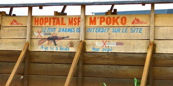 음포코 캠프에 위치한 국경없는의사회 치료소 입구에 붙어 있는 '무기 반입 금지' 표시판  ©Alexandra Malm/MSF