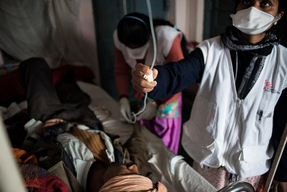 사다르 병원에서 흑열병 치료제를 투약하는 국경없는의사회 간호사  ©Sami Siva