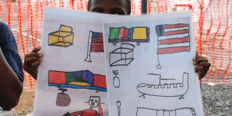 올해 열 살인 에볼라 생존자 모모두가 자신이 그린 그림을 들고 있다. 모모두는 몬로비아에 위치한 국경없는의사회의 엘와 3 에볼라 치료센터에서 자신이 받은 치료 과정을 하나하나 그림에 담았다. ⓒMalin Lager/MSF