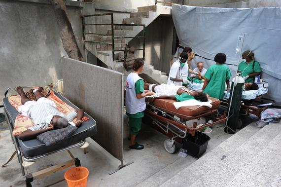 까르푸 병원 건물 바깥에 마련된 임시 수술실 ©Julie Remy