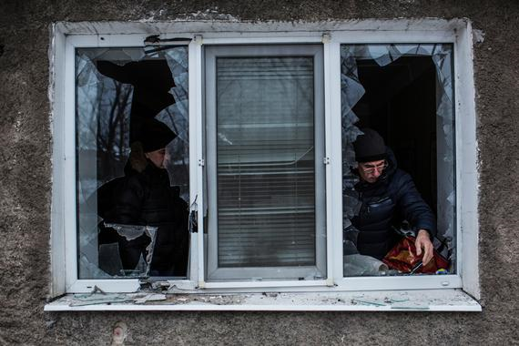 우크라이나 도네츠크 지역, 폭격으로 피해를 입은 주민들 ©Manu Brabo