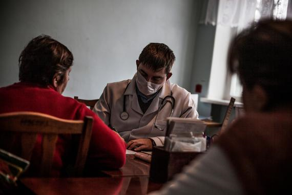 도네츠크의 샤크타르스크 지역에 있는 제6병원에서 우크라이나 의사가 환자를 치료하고 있다. 국경없는의사회는 2014년 12월부터 이 병원을 지원해 왔다. ©Manu Brabo