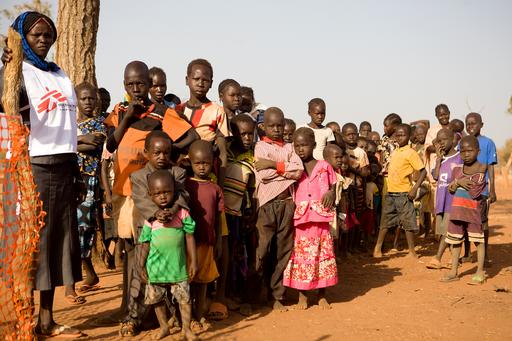 예방접종을 위해 줄을 서 있는 이다 캠프의 아이들 ©Karin Ekholm/MSF