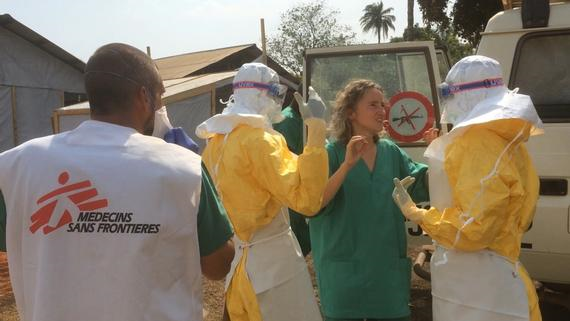 2014년 3월, 에볼라 확산이 시작된 기니 케게두에서 국경없는의사회는 격리 시설을 세우고 에볼라 대응 활동을 시작했다. ©Kjell Gunnar Beraas/MSF