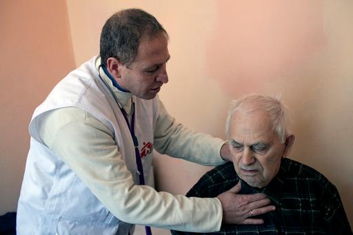 국경없는의사회 이동 진료소에서 환자를 진찰하는 의사 와엘 © Amnon Gutman