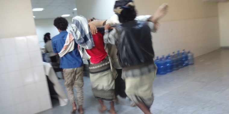 긴박하게 돌아가는 아덴 병원의 모습, 이곳에서 국경없는의사회 수술팀은 600여명의 부상자들을 치료했다. ©MSF