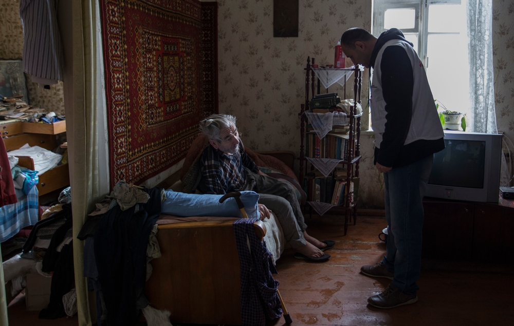 국경없는의사회 의사가 가정방문진료로 드발체프 지역의 노인환자를 돌보고 있다. ©Jon Levy/MSF