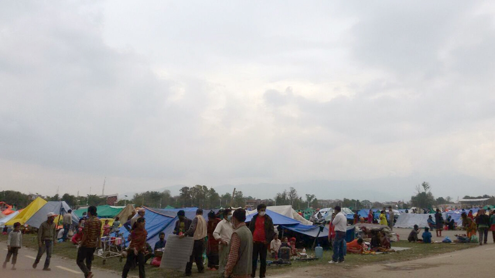 여진을 우려하는 많은 사람들이 건물 바깥에 텐트나 간이 대피소에 머물고 있다. ©MSF