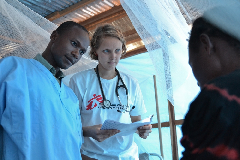 의사 로라와 간호 총괄책임자 샤부니가 비켄게 보건소에서 환자와 상담하고 있다. ⓒSandra Smiley/MSF